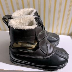 Gap kids boys  water repellent boots size 3